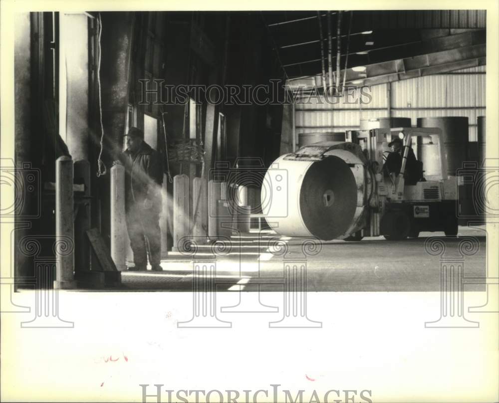 1994 Press Photo C. Carter supervises loading at Marine Contractors Warehouse - Historic Images