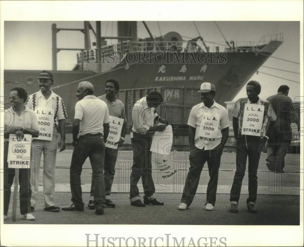 1986 Press Photo Longshoremen set up pickets at the Harmony St. Wharf - Historic Images