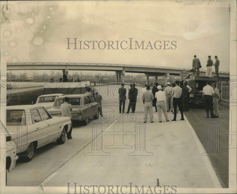 1966 Press Photo Edward Lennox gives speech at the opening of Interstate 10-Historic Images