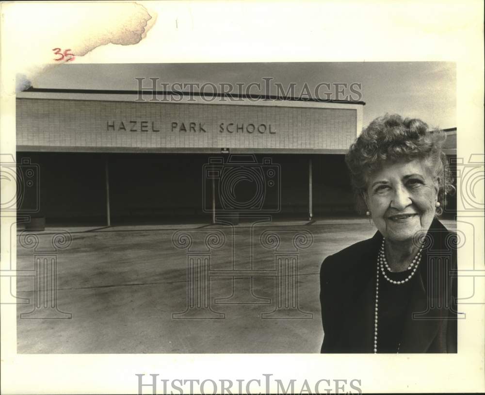 1998 Press Photo Hilda Knoff outside the Hazel Park School - Historic Images