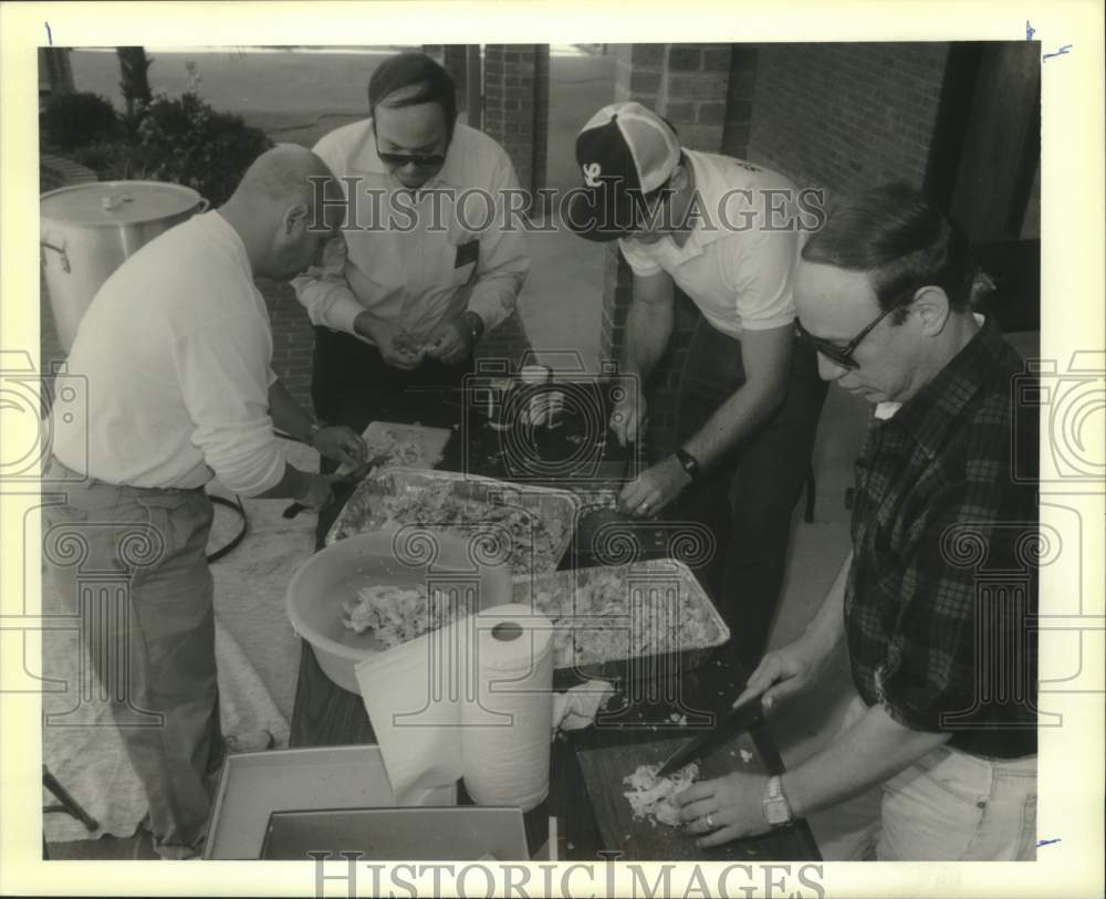 1989 Press Photo St. Luke Council 9973, Knights of Columbus prepare cook-off - Historic Images