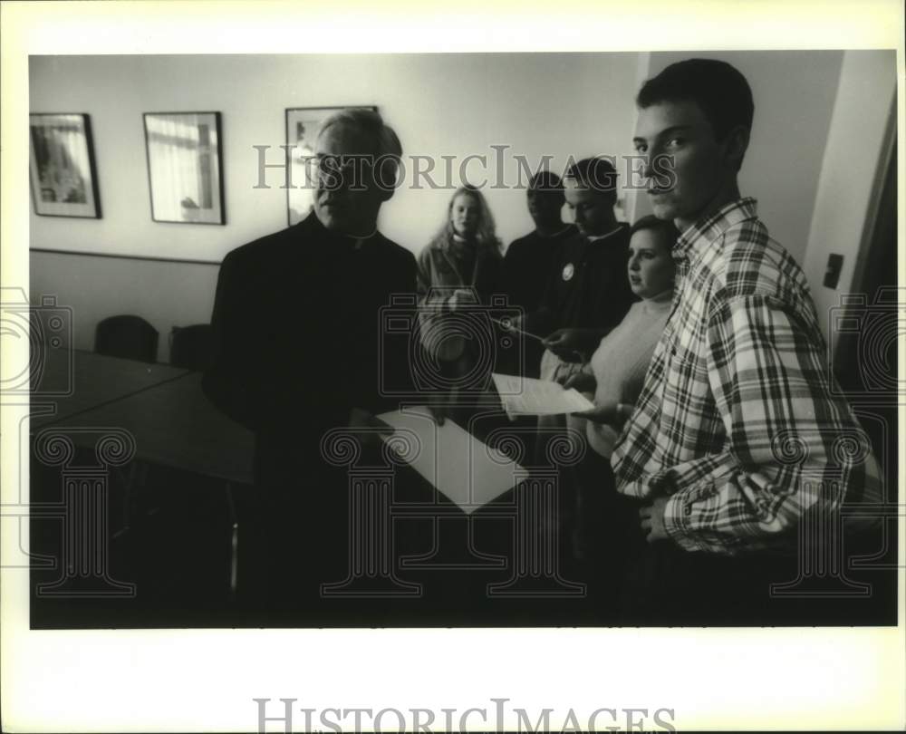 1995 Press Photo Rev. Bernard Knoth, press conference on Freeport-McMoran issue - Historic Images