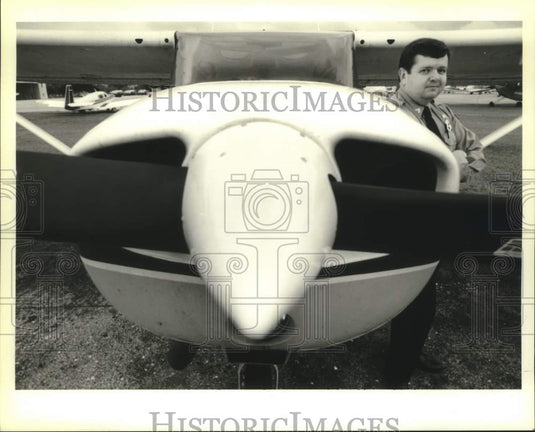1995 Press Photo New Orleans Police Department officer Ray Huber and Cessna 172 - Historic Images