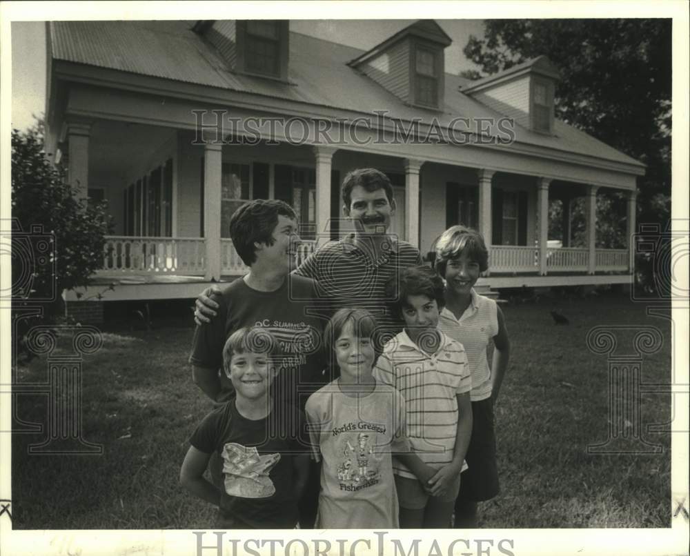 1986 Press Photo Michael &amp; Mary Ann Huber with their children in front of house - Historic Images