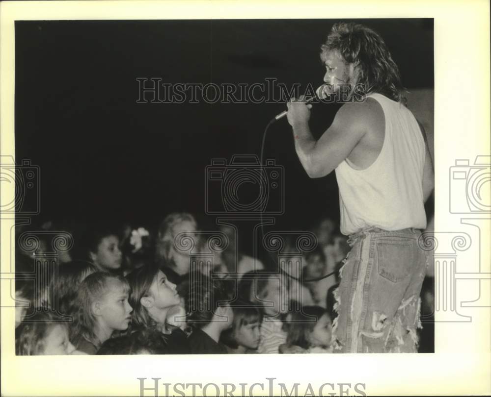 1989 Press Photo Jerry Huber of the band Escape, performs at Roller Kingdom 11 - Historic Images