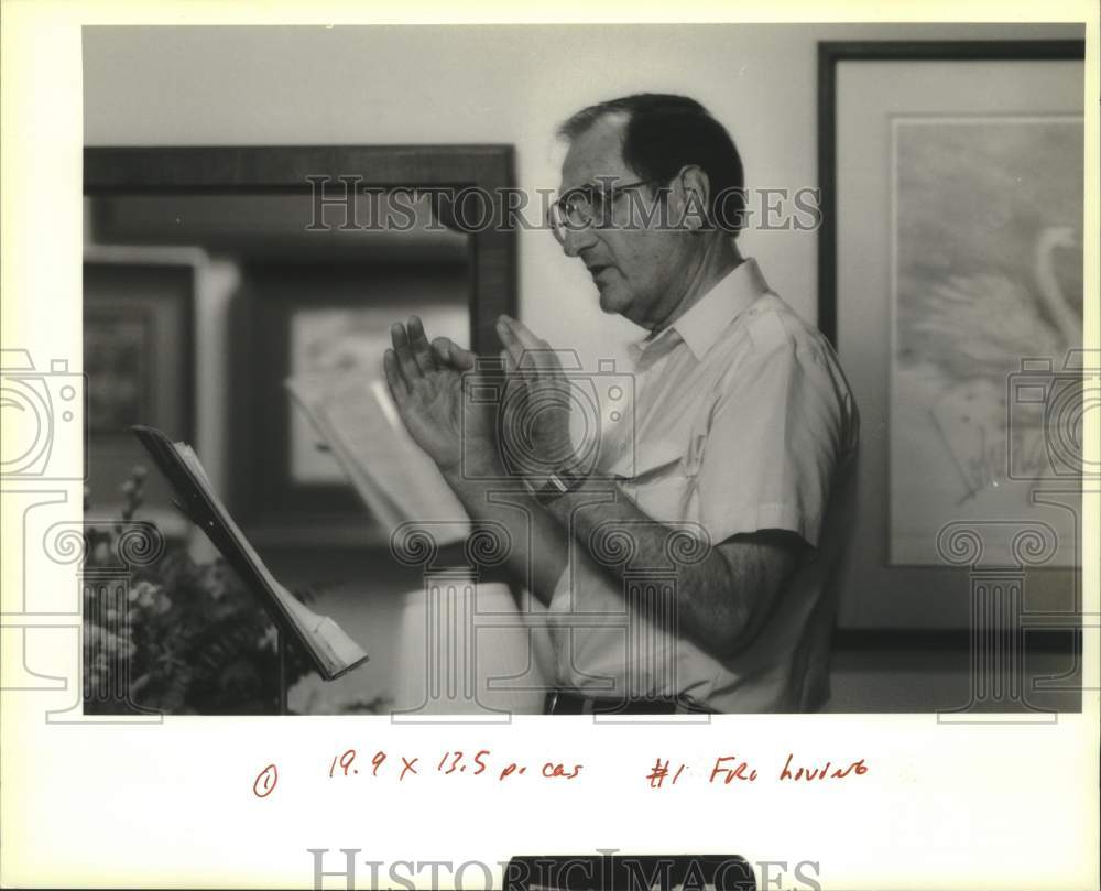 1990 Press Photo Phillip Hubbell explains opera &quot;Norma&quot; during orientation - Historic Images