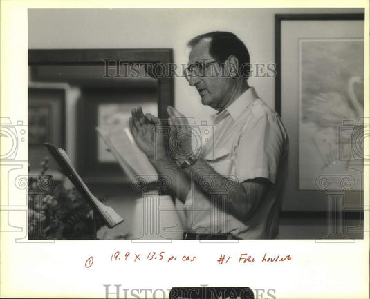 1990 Press Photo Phillip Hubbell explains opera "Norma" during orientation - Historic Images