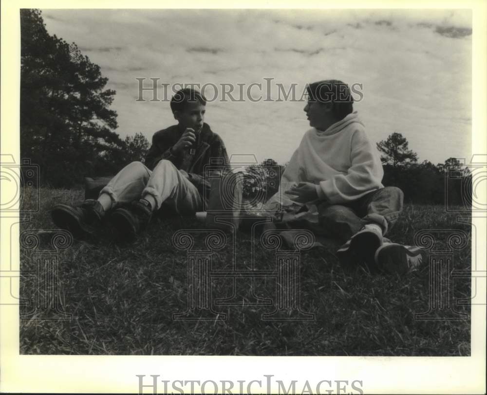 1989 Press Photo Shane Hubbs and Alex McCrery enjoy lunch at St. Joseph Abbey - Historic Images