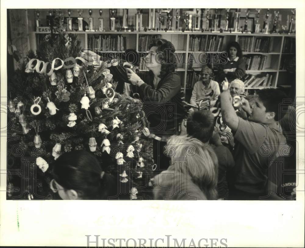 1987 Press Photo Carolyn Huerstel &amp; kids decorate Nursing Home Christmas tree - Historic Images