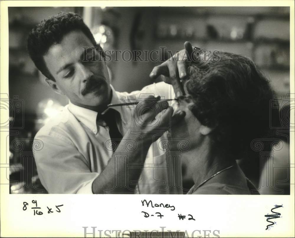 1990 Press Photo Makeup artist Robert Hudson of Lulu Buras&#39; Salon with a client - Historic Images