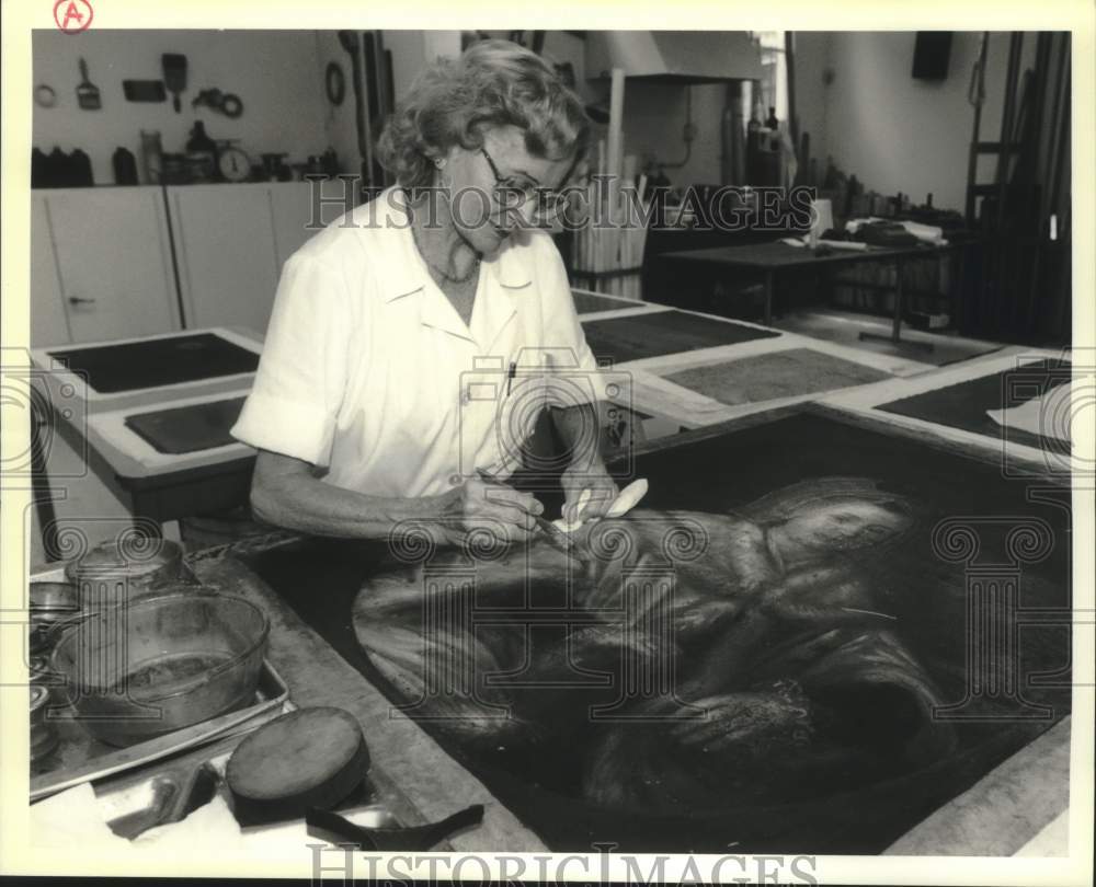 Press Photo Phyllis Hudson, art conservationist working on 19th Century painting - Historic Images