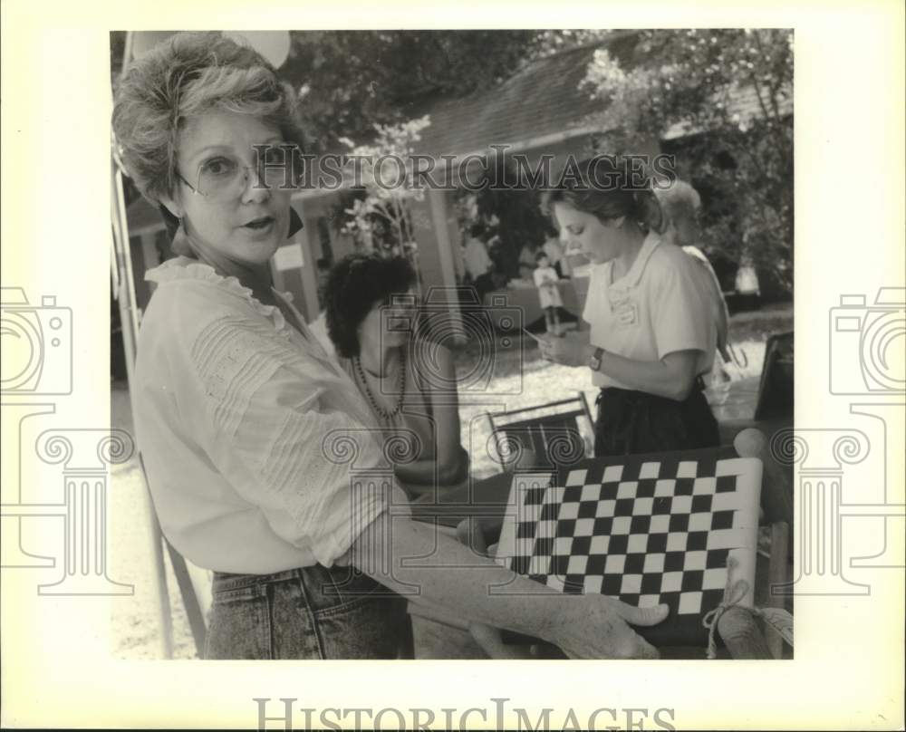 1989 Press Photo Mary Anne Knesel, owner-The Shaker Bench at Bogue Falaya Park - Historic Images