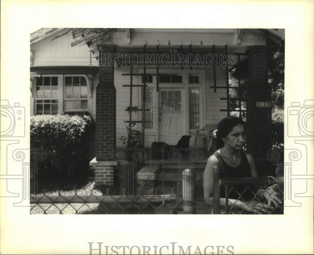 1995 Press Photo Stephanie Korkames outside of her Algiers home after accident - Historic Images