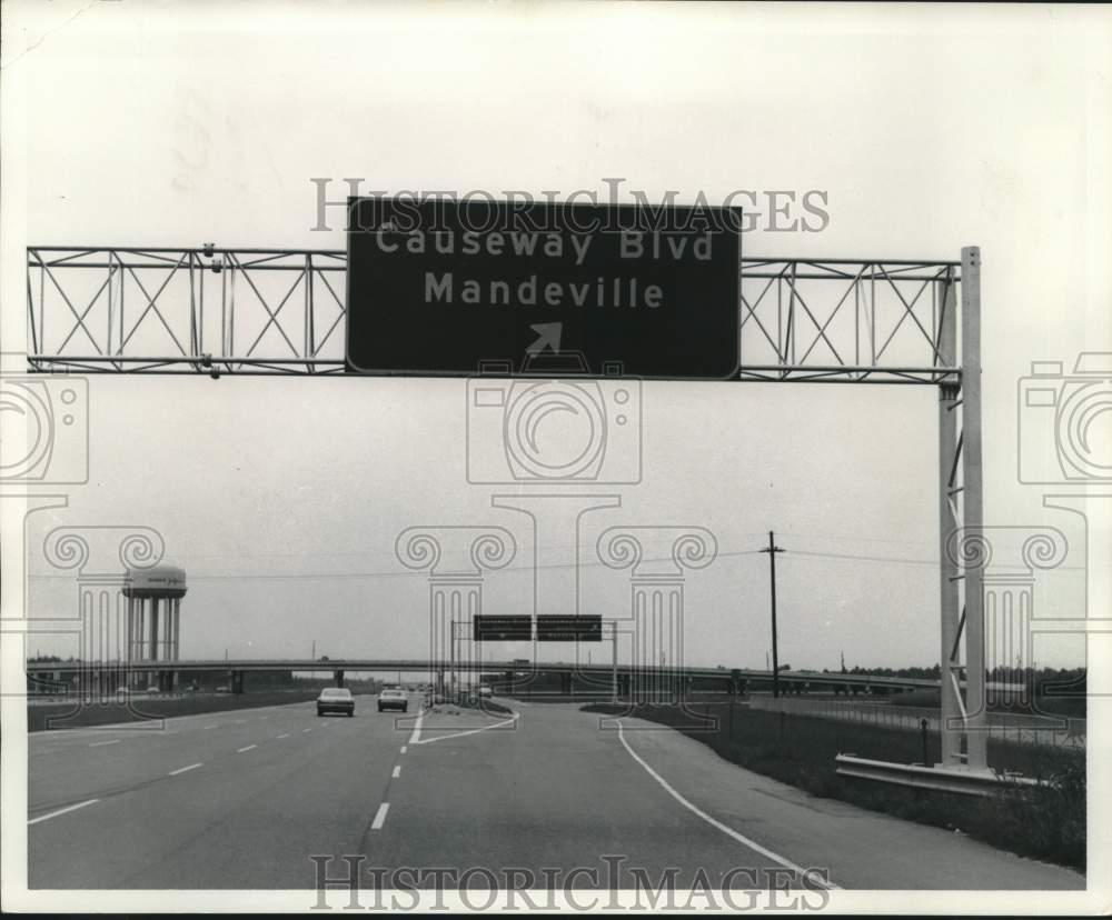 Press Photo Interstate Highway at the exit to Causeway Boulevard in Mandeville. - Historic Images