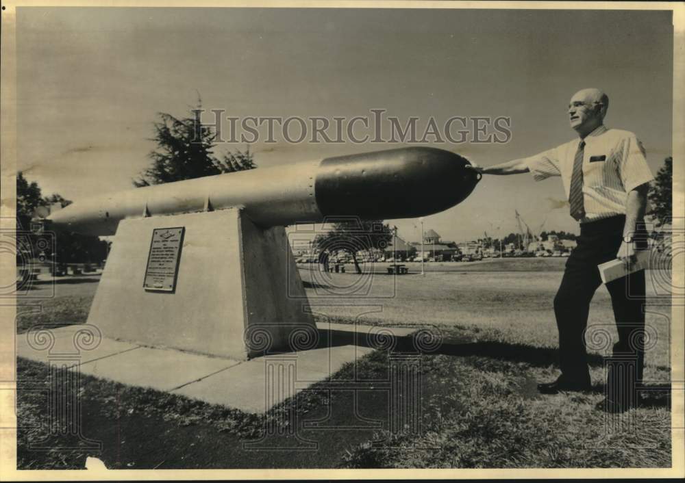 1993 Press Photo Tony Intintoli next to torpedo in waterfront park - Historic Images