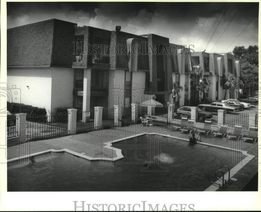 1994 Press Photo Rehabilitating apartments at Jackson Landing, Garden Oaks Drive - Historic Images