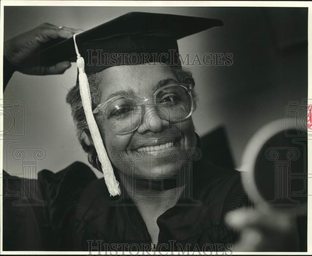 1987 Press Photo Ruby Jackson tries on her cap and gown at Loyola campus - Historic Images