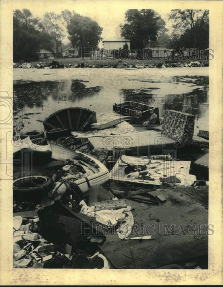 1994 Press Photo Garbage filled pond between Pine and Red Bud streets in LaPlace - Historic Images