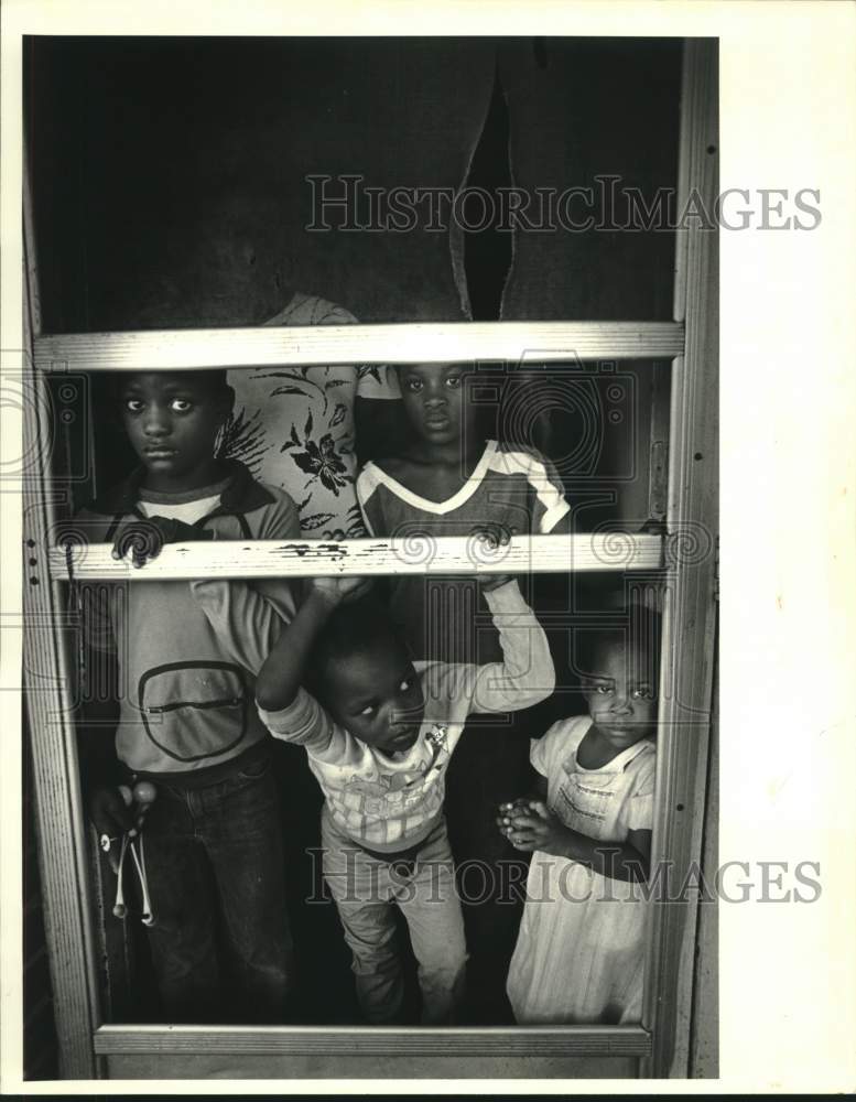 1987 Press Photo Children of Hattie Gregoire at LaPLace Housing Project - Historic Images