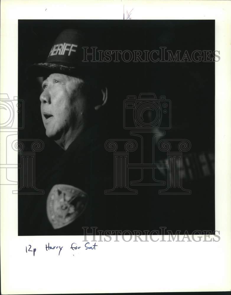 1994 Press Photo JPSO Sheriff Harry Lee talks with members of the media - Historic Images