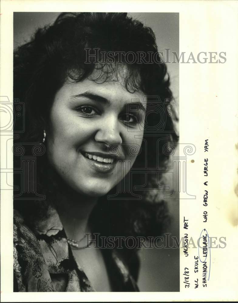 1987 Press Photo Shannon LeBlanc who grew a large yam - Historic Images