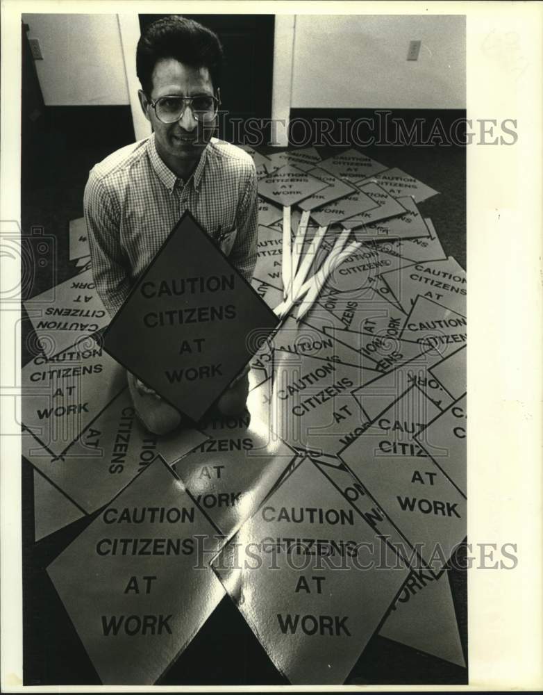 1988 Press Photo St. Bernard County Agent Scuddy LeBlance with clean-up signs - Historic Images