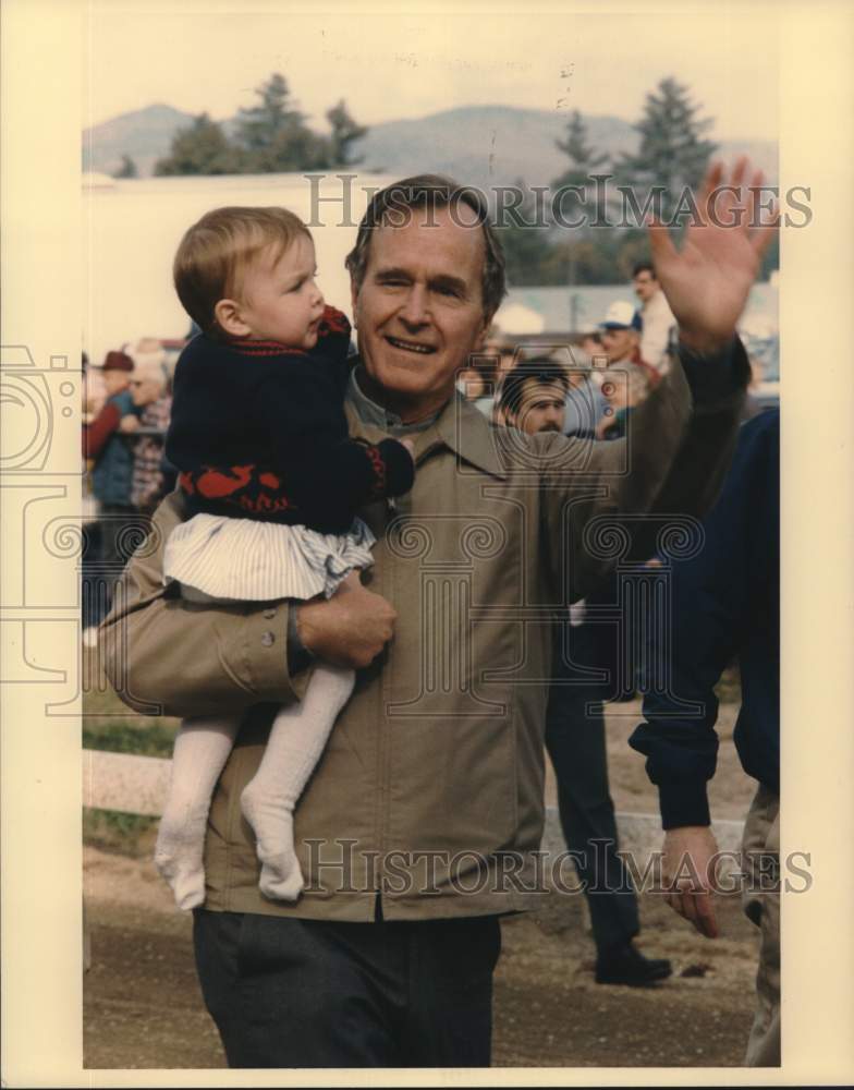 1987 Press Photo George Bush carries Ellie Leblond, his granddaughter - Historic Images