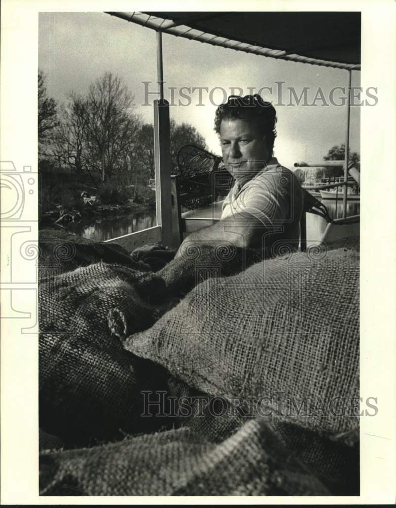 1986 Press Photo Lindy LeBoeuf with his mornings catch of oyster from lease area - Historic Images