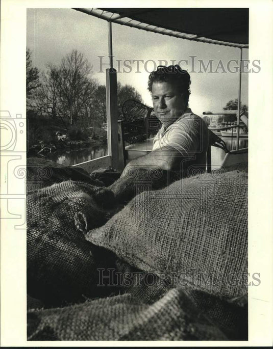 1986 Press Photo Lindy LeBoeuf with his mornings catch of oyster from lease area - Historic Images