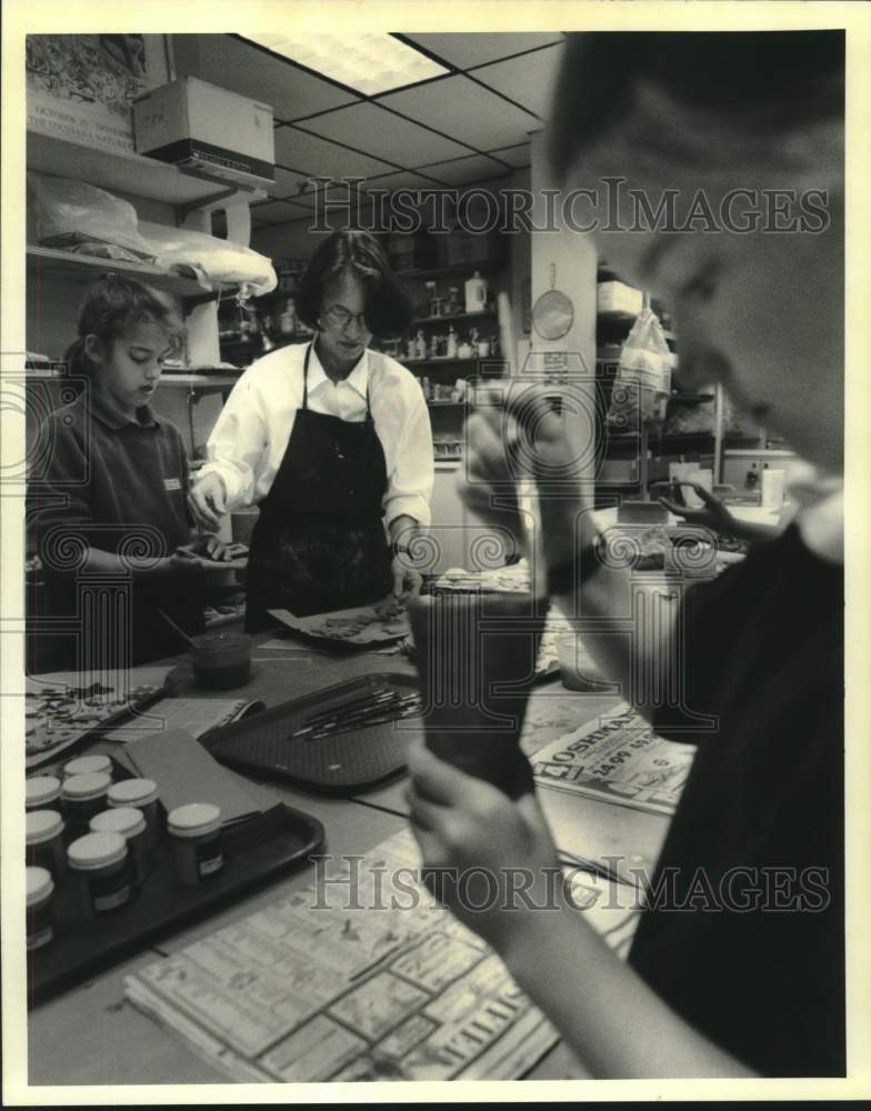 1992 Press Photo Newman Art Teacher Cynthia Perrilliat With Third Grade Students - Historic Images