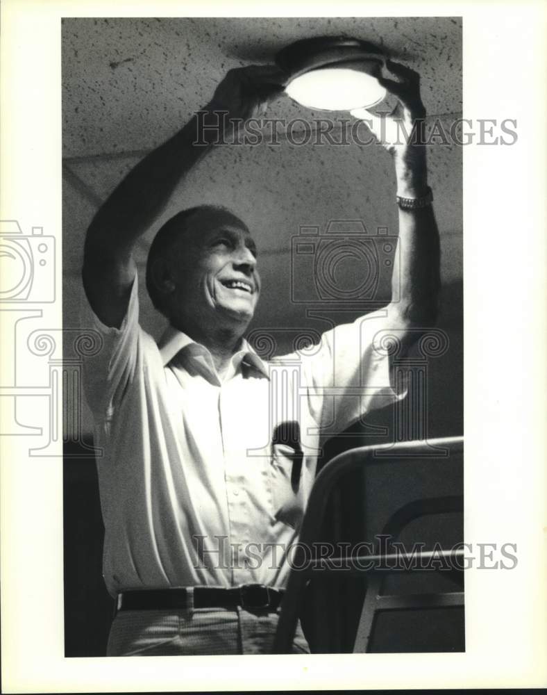 1990 Press Photo Lucky LeBlanc, A Volunteer For Little Sisters Of The Poor - Historic Images