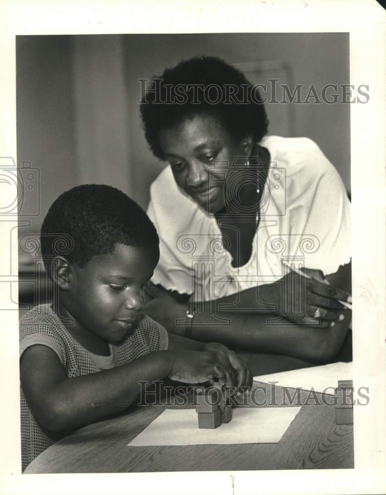 1986 Press Photo Larry Zino Jr. is tested by Elba August at LaPlace Elementary. - Historic Images