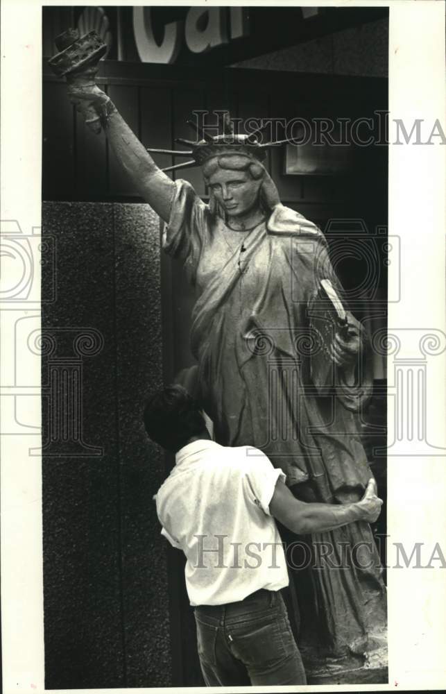 1987 Press Photo Warren Lasabe Moves Statue of Liberty Replica, Kenner - Historic Images