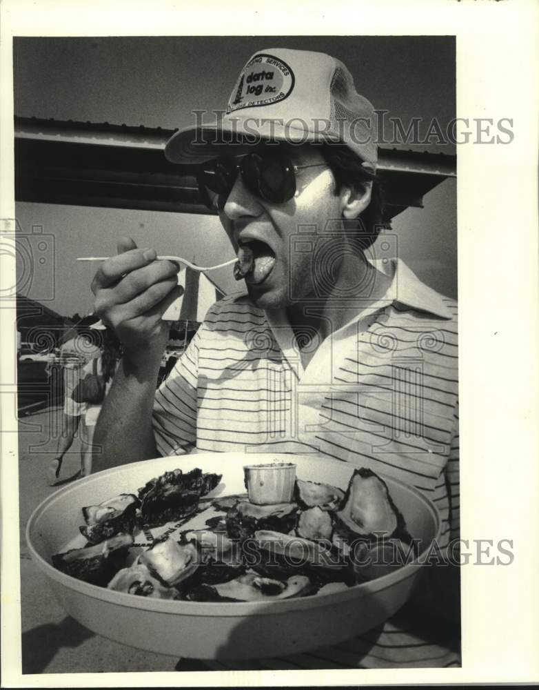 Press Photo Charles Holley Eating Oysters at an outdoor festival - Historic Images