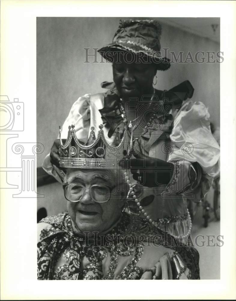 1995 Press Photo Annual Mardi Gras Ball celebration at the Maison Nursing Home. - Historic Images