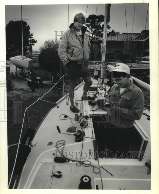 1990 Press Photo Thomas Lee and John Borden put finishing touches on "Thelma" - Historic Images