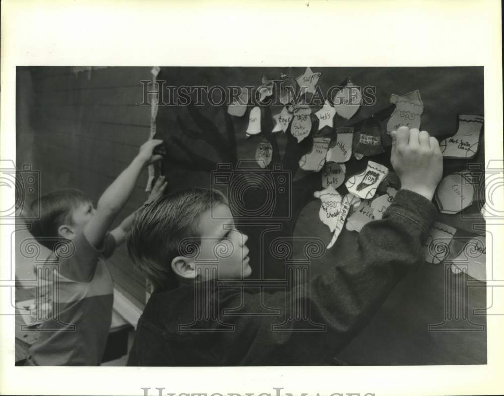 1989 Press Photo Lee Rd. High School students take down Christmas decorations - Historic Images