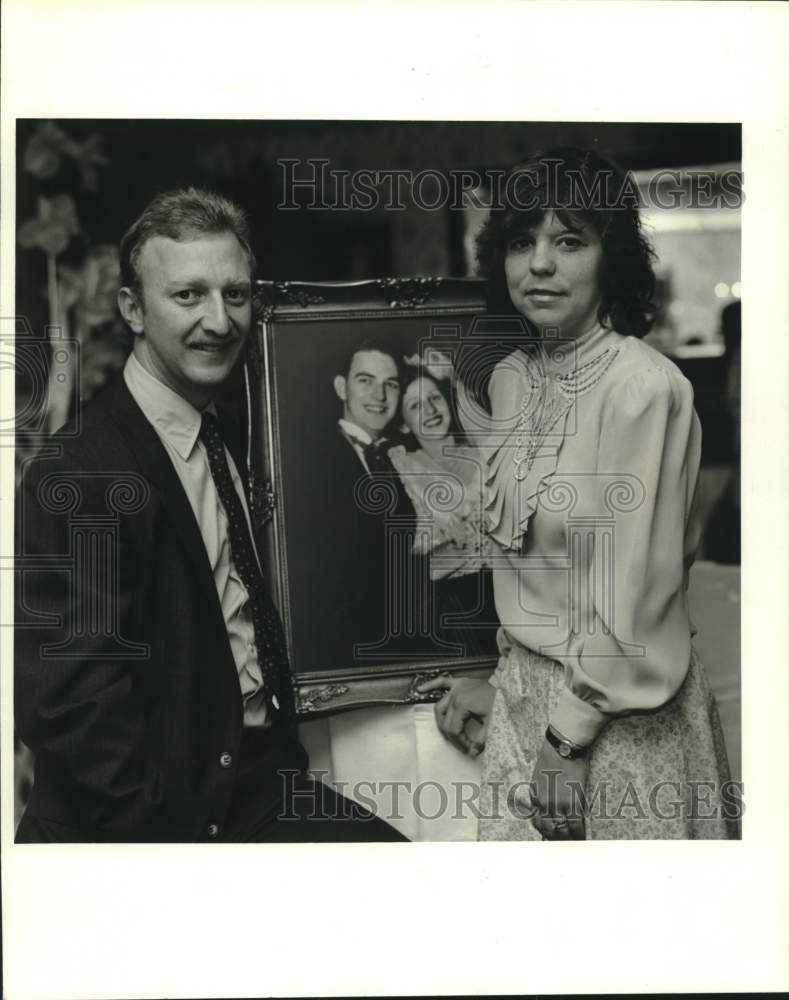 1988 Press Photo T.J. &amp; Dori Lee with photo of his father who died after wedding - Historic Images