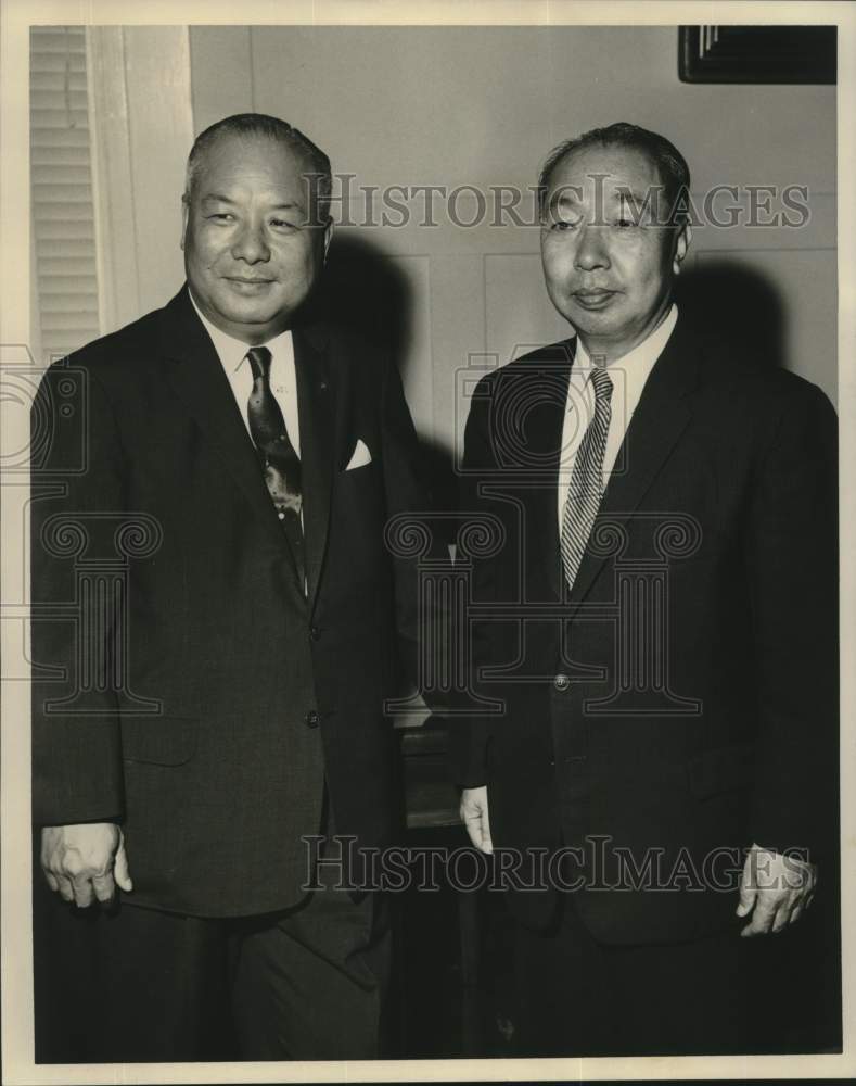 1961 Sung-Tao Lee & Dr. Loh Seng Tsai, Chinese Businessman meeting - Historic Images