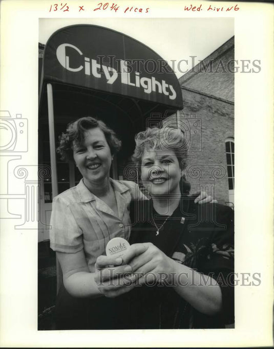 1990 Press Photo Mary Ledbetter and Gloria Powers at City Lights nightclub - Historic Images