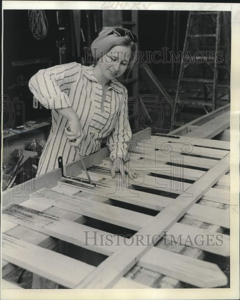 1976 Sheila Lee makes props for Tulane Summer Lyric Theater - Historic Images