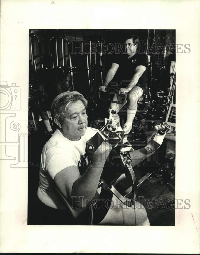 1986 Press Photo Sheriff Harry Lee and Lieutenant Larry Juster working out. - Historic Images