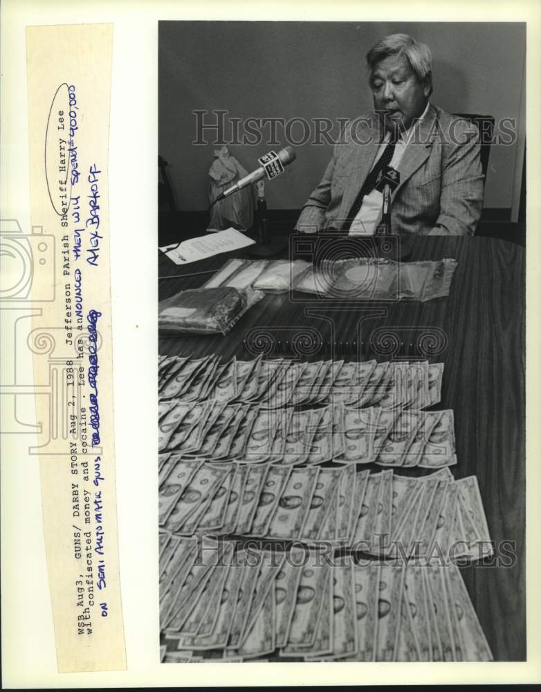 1988 Press Photo Jefferson Parish Sheriff Harry Lee with confiscated money. - Historic Images