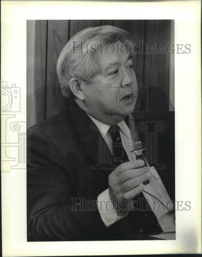 1989 Press Photo Sheriff Harry Lee holds a knife taken from a 13 year-old-boy. - Historic Images