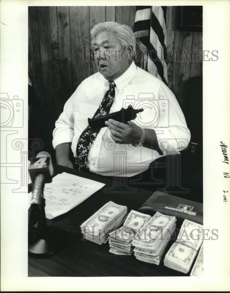 1994 Press Photo Jefferson Parish Sheriff Harry Lee Holds Assault Weapon - Historic Images