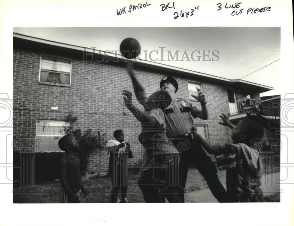 1993 Press Photo Officer Robert Lee of Kenner Police plays basketball - Historic Images