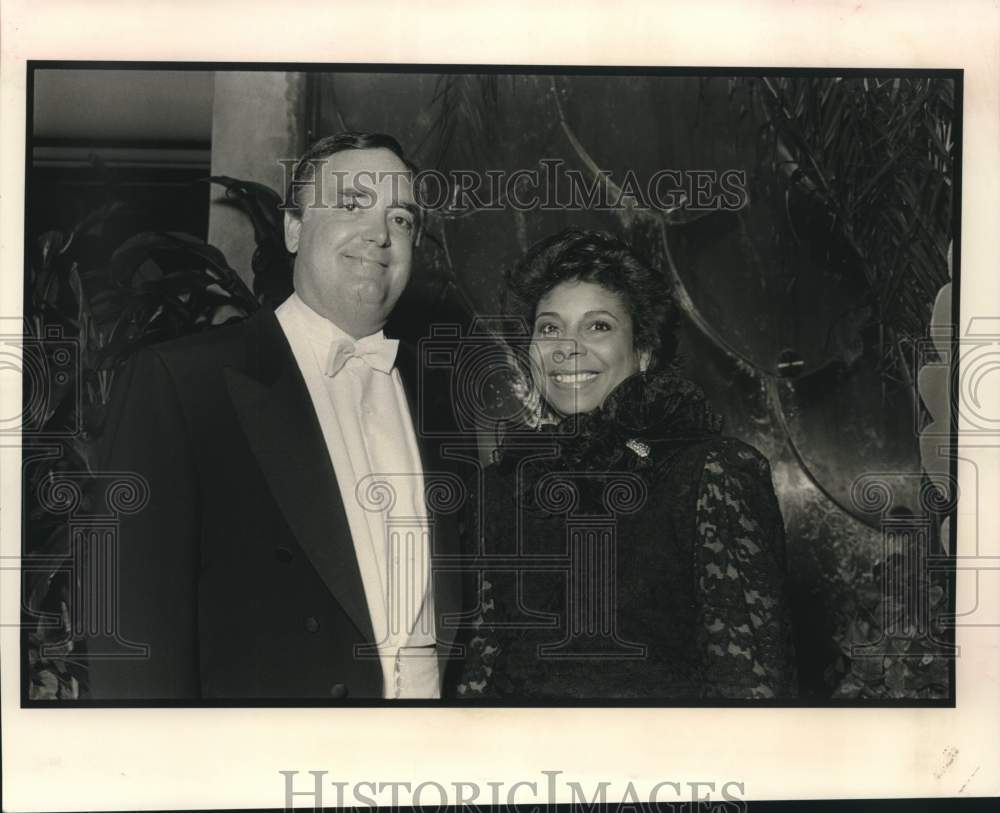 1990 Press Photo David Burrus, Pam Lee - at the Aquarium - Historic Images