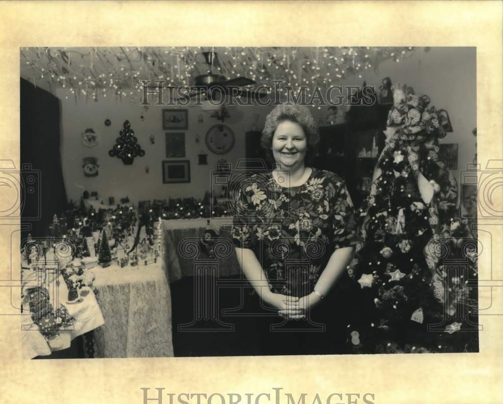 1994 Press Photo Pamela Lee with her collection of Christmas decorations - Historic Images