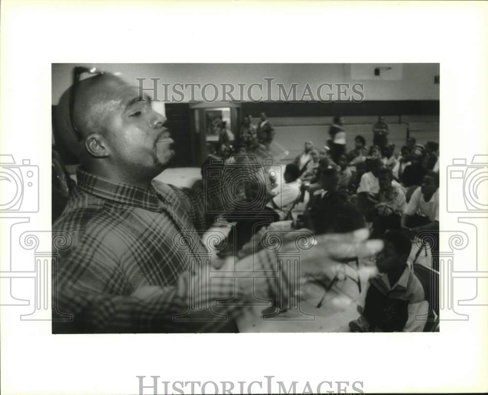 1995 Press Photo Larry Lee talks to former drug addicts at St. Bernard Center - Historic Images