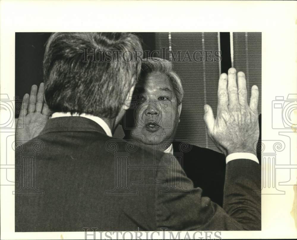1988 Press Photo Jefferson Parish Sheriff Harry Lee sworn in by Charles Gaudin - Historic Images